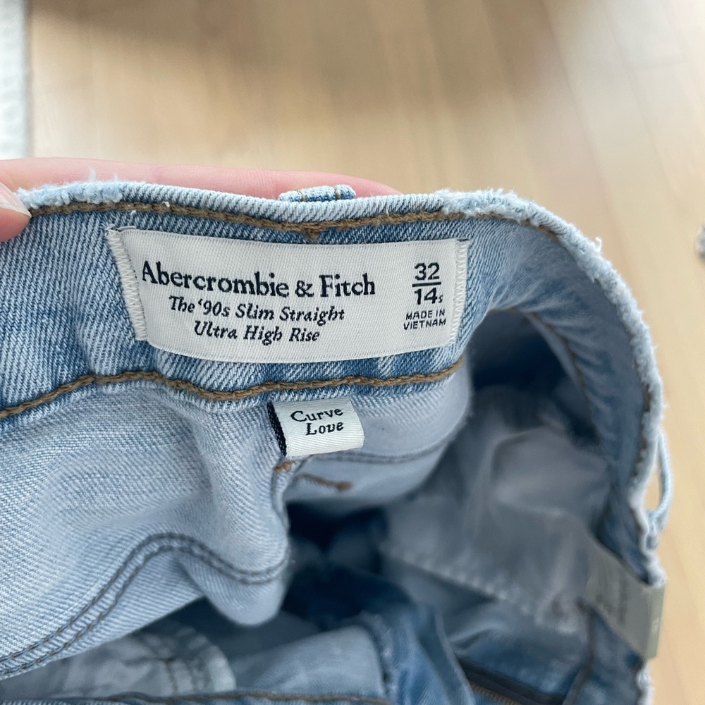 BRAND NEW ABERCROMBIE 90s SLIM STRAIGHT JEANS